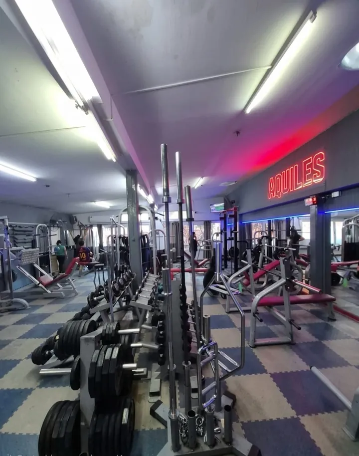 Sala principal de musculación del Gimnasio Aquiles con máquinas y racks