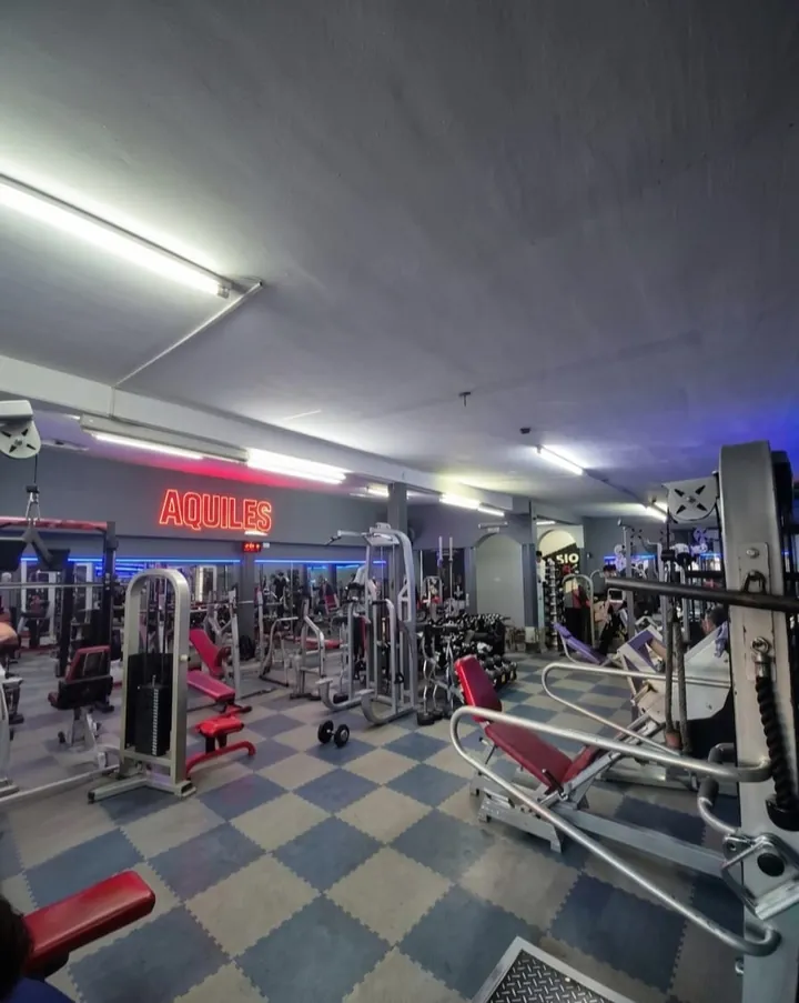 Vista amplia de la sala de musculación del Gimnasio Aquiles
