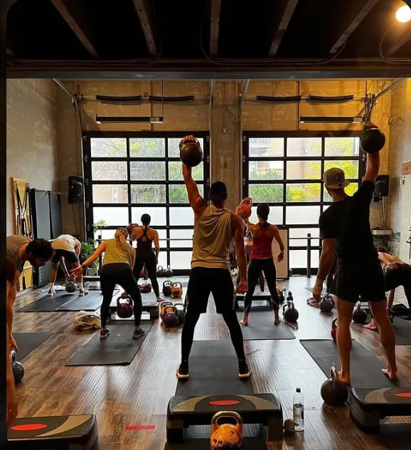 Clase de Local / Barra en el Gimnasio Aquiles: tonificación localizada con barra y peso