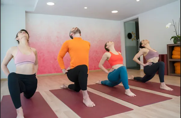 Clase de Yoga-Stretching en el Gimnasio Aquiles: elongación, movilidad y relajación